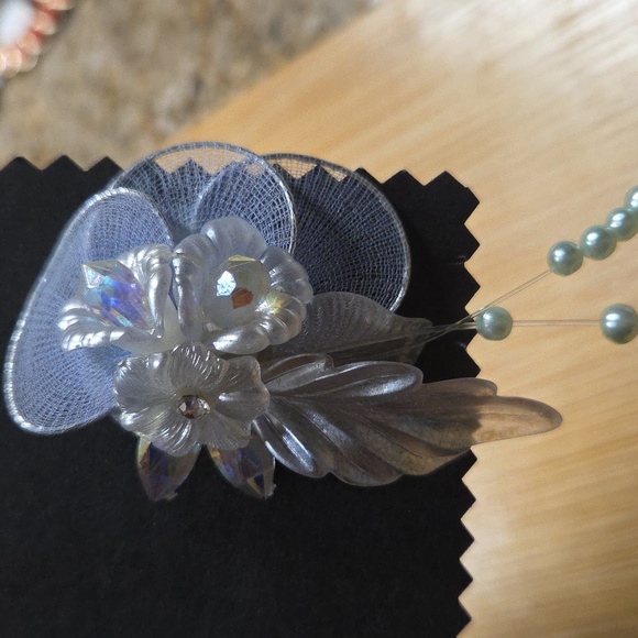 Elegant Floral Beaded Earrings - Picture 5 of 6